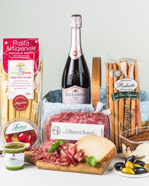 Medio gourmet box with Steenberg Pinot Noir Rosé sparkling wine